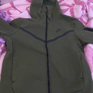 men’s nike tech sweater , olive green . SIZE MEDIUM